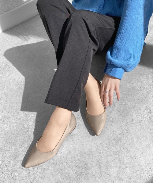 MAMIAN（マミアン）の「iCoN COLORS / ポインテッドトゥ フラットパンプス（パンプス・レディース・グレイッシュベージュ/シルバー/ブラック/ベージュ系その他/ブラック系その他・25.0cm/24.0cm/23.0cm/24.5cm/23.5cm/22.5cm）」の3枚目の写真