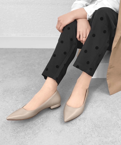 MAMIAN（マミアン）の「iCoN COLORS / ポインテッドトゥ フラットパンプス（パンプス・レディース・グレイッシュベージュ/シルバー/ブラック/ベージュ系その他/ブラック系その他・25.0cm/24.0cm/23.0cm/24.5cm/23.5cm/22.5cm）」の4枚目の写真