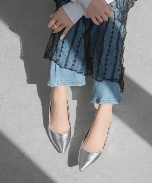 MAMIAN（マミアン）の「iCoN COLORS / ポインテッドトゥ フラットパンプス（パンプス・レディース・グレイッシュベージュ/シルバー/ブラック/ベージュ系その他/ブラック系その他・25.0cm/24.0cm/23.0cm/24.5cm/23.5cm/22.5cm）」の5枚目の写真