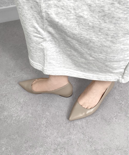 MAMIAN（マミアン）の「iCoN COLORS / ポインテッドトゥ フラットパンプス（パンプス・レディース・グレイッシュベージュ/シルバー/ブラック/ベージュ系その他/ブラック系その他・25.0cm/24.0cm/23.0cm/24.5cm/23.5cm/22.5cm）」の6枚目の写真