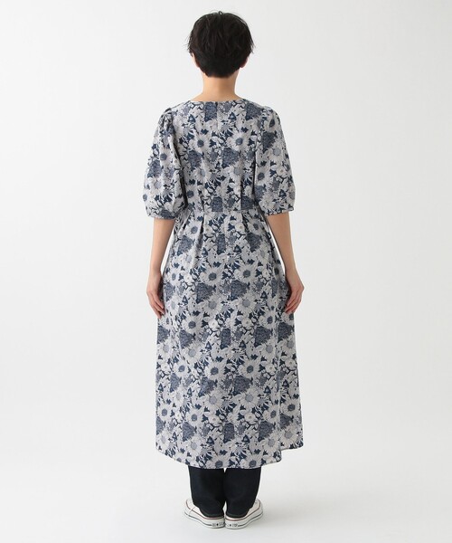 Afternoon Tea(アフタヌーンティー)の「Vネックワンピース/リバティプリント(ワンピース・レディース・ネイビー/ダークグレー・MEDIUM)」の3枚目の写真