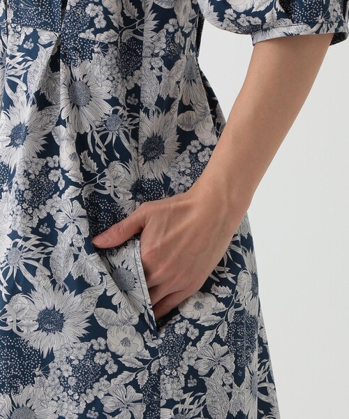 Afternoon Tea(アフタヌーンティー)の「Vネックワンピース/リバティプリント(ワンピース・レディース・ネイビー/ダークグレー・MEDIUM)」の6枚目の写真