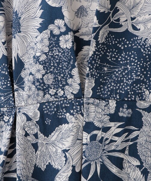 Afternoon Tea(アフタヌーンティー)の「Vネックワンピース/リバティプリント(ワンピース・レディース・ネイビー/ダークグレー・MEDIUM)」の7枚目の写真