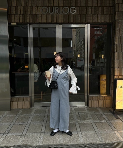 lawgy(ラウジー)の「shoulder gather rafu salopette / ショルダーギャザーラフサロペット(サロペット/オーバーオール・レディース・ブラック/グレー/アイボリー・FREE)」の6枚目の写真