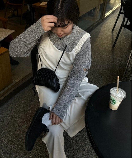 lawgy(ラウジー)の「shoulder gather rafu salopette / ショルダーギャザーラフサロペット(サロペット/オーバーオール・レディース・ブラック/グレー/アイボリー・FREE)」の4枚目の写真