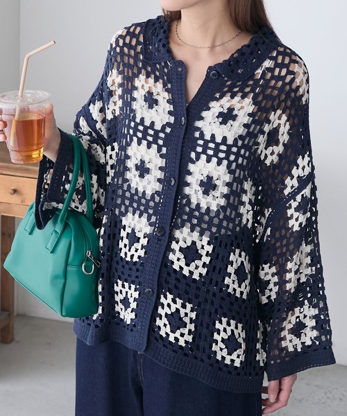 BONLECILL(ボンルシール)の「配色フラワーモチーフかぎ針ポロカーディガン(カーディガン/ボレロ・レディース・レッド/ネイビー/ブラック/クリーム・FREE)」の3枚目の写真