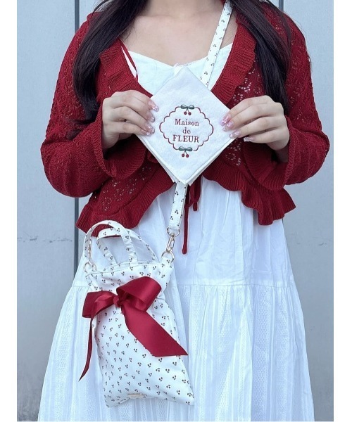 Maison de FLEUR（メゾンドフルール）の「チェリープリントミニリボン2Wayバッグ（ショルダーバッグ・レディース・アイボリー・FREE）」の3枚目の写真