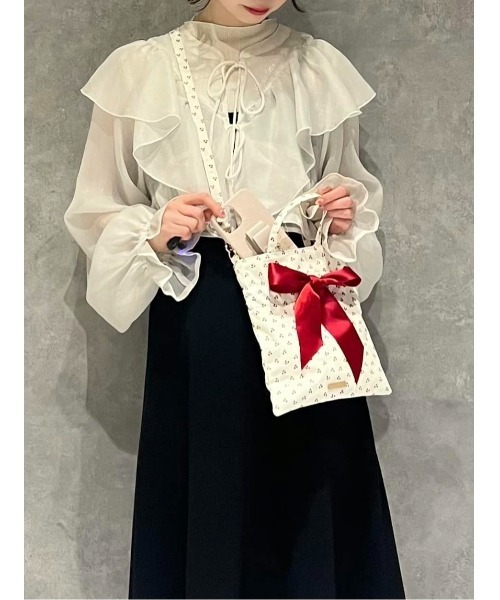 Maison de FLEUR（メゾンドフルール）の「チェリープリントミニリボン2Wayバッグ（ショルダーバッグ・レディース・アイボリー・FREE）」の7枚目の写真