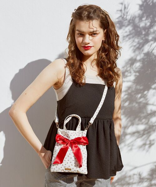 Maison de FLEUR（メゾンドフルール）の「チェリープリントミニリボン2Wayバッグ（ショルダーバッグ・レディース・アイボリー・FREE）」の5枚目の写真