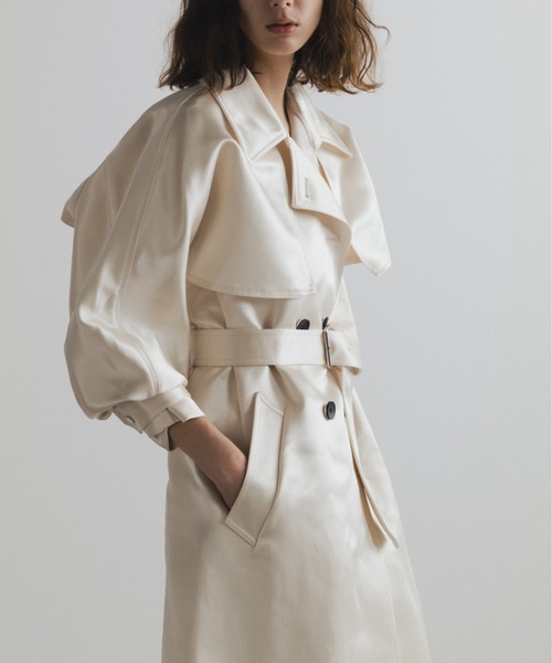 CINOH（チノ）の「BONDING ACETATE SATIN TRENCH COAT（トレンチコート・レディース・ブラック/アイボリー・36）」の2枚目の写真