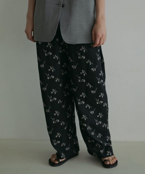 anuke(アンヌーク)の「anuke Flower Jacquard Pants 62510717(その他パンツ・レディース・ブラウン/ネイビー・38/36)」の2枚目の写真