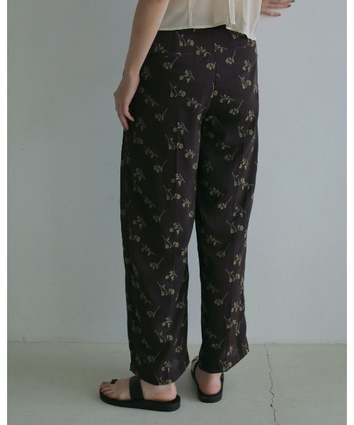 anuke(アンヌーク)の「anuke Flower Jacquard Pants 62510717(その他パンツ・レディース・ブラウン/ネイビー・38/36)」の4枚目の写真