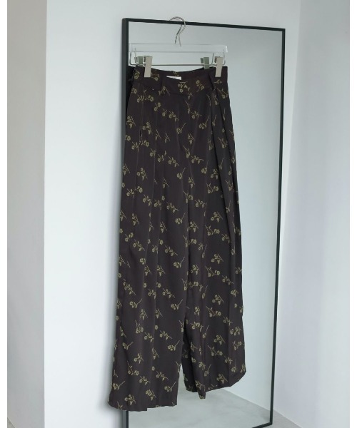 anuke(アンヌーク)の「anuke Flower Jacquard Pants 62510717(その他パンツ・レディース・ブラウン/ネイビー・38/36)」の8枚目の写真