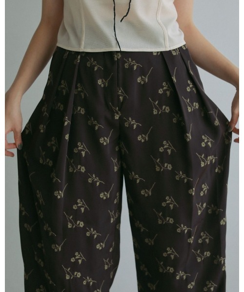 anuke(アンヌーク)の「anuke Flower Jacquard Pants 62510717(その他パンツ・レディース・ブラウン/ネイビー・38/36)」の9枚目の写真