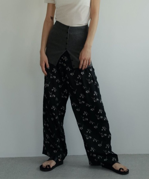 anuke(アンヌーク)の「anuke Flower Jacquard Pants 62510717(その他パンツ・レディース・ブラウン/ネイビー・38/36)」の5枚目の写真