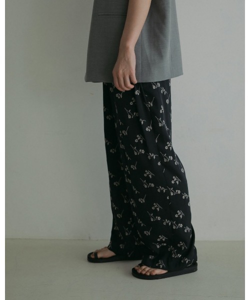 anuke(アンヌーク)の「anuke Flower Jacquard Pants 62510717(その他パンツ・レディース・ブラウン/ネイビー・38/36)」の7枚目の写真