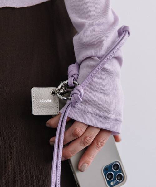 Beau're（ヴュレ）の「BEAURE Colored Leather Cord ストラップ（スマホグッズ・レディース・ラベンダー/ライム/キャメル/アイボリー/ブラック・FREE）」の22枚目の写真