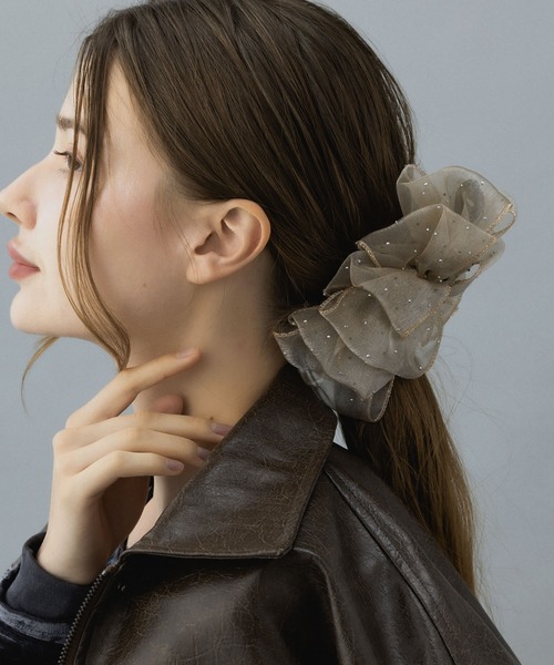 LA MUe(ラミュー)の「【LA MUE】オーガンジーフリルバナナクリップ(バレッタ/ヘアクリップ・レディース・ベージュ/ブラック/ピンク/ホワイト・FREE)」の3枚目の写真