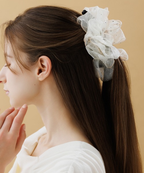 LA MUe(ラミュー)の「【LA MUE】オーガンジーフリルバナナクリップ(バレッタ/ヘアクリップ・レディース・ベージュ/ブラック/ピンク/ホワイト・FREE)」の2枚目の写真