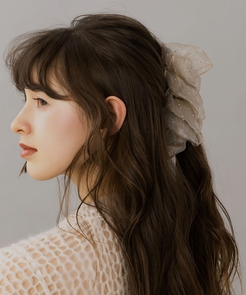 LA MUe(ラミュー)の「【LA MUE】オーガンジーフリルバナナクリップ(バレッタ/ヘアクリップ・レディース・ベージュ/ブラック/ピンク/ホワイト・FREE)」の4枚目の写真