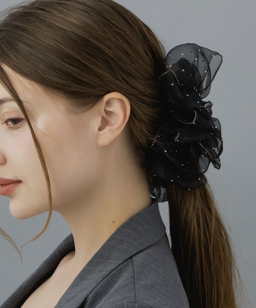 LA MUe(ラミュー)の「【LA MUE】オーガンジーフリルバナナクリップ(バレッタ/ヘアクリップ・レディース・ベージュ/ブラック/ピンク/ホワイト・FREE)」の1枚目の写真