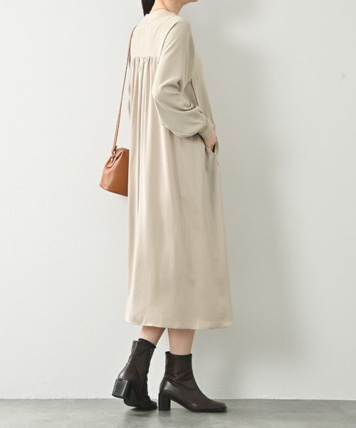 aunt lily（アントリリー）の「【防シワ ストレッチ】異素材ドッキングギャザーふんわりワンピース｜ブラック サンドベージュ ブルー サテン ドルマンスリーブ ドレープ きれいめ オフィスカジュアル（ワンピース・レディース・サンドベージュ/ブラック/ブルー・S/M/L/LL/3L）」の9枚目の写真