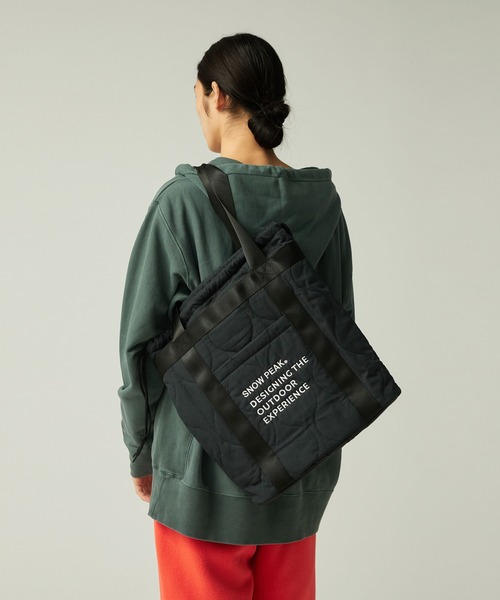 Snow Peak（スノーピーク）の「Snow Peak / Quilted Ripstop Tote キルティングリップストップ トートバッグ（トートバッグ・メンズ・ブラック/オリーブ・ONE SIZE）」の4枚目の写真