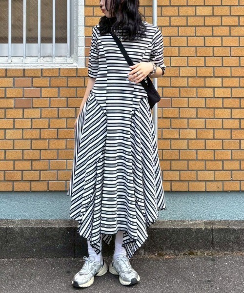 Candy Stripper(キャンディストリッパー)の「MULTI BORDER FLARE ワンピース(ワンピース・レディース・グレー/ブラック/ピンク・FREE)」の2枚目の写真