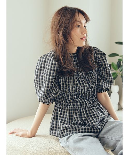 Mila Owen（ミラオーウェン）の「シャーリングペプラムフリルブラウス