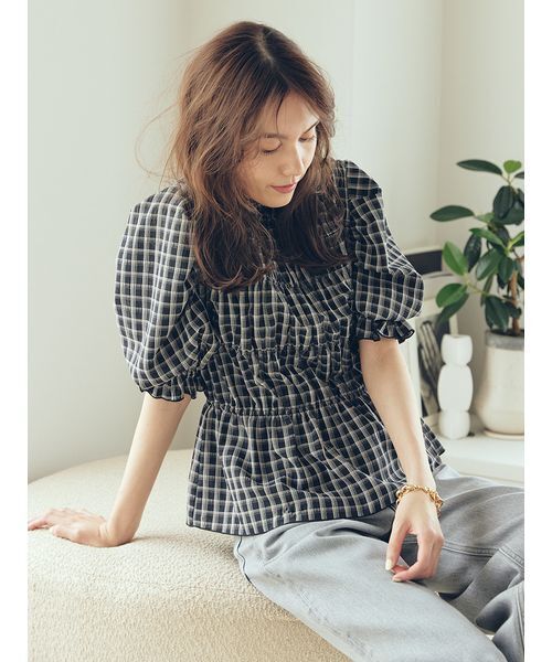Mila Owen（ミラオーウェン）の「シャーリングペプラムフリルブラウス