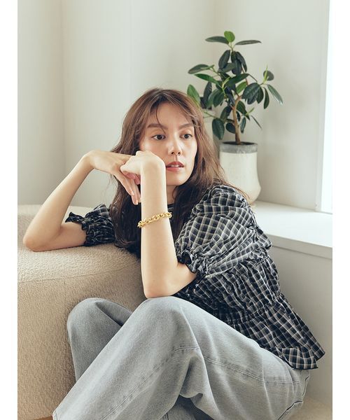 Mila Owen（ミラオーウェン）の「シャーリングペプラムフリルブラウス