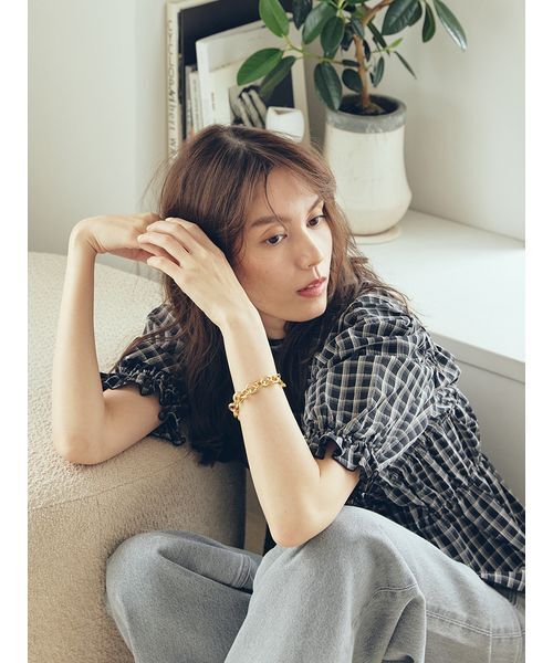 Mila Owen（ミラオーウェン）の「シャーリングペプラムフリルブラウス