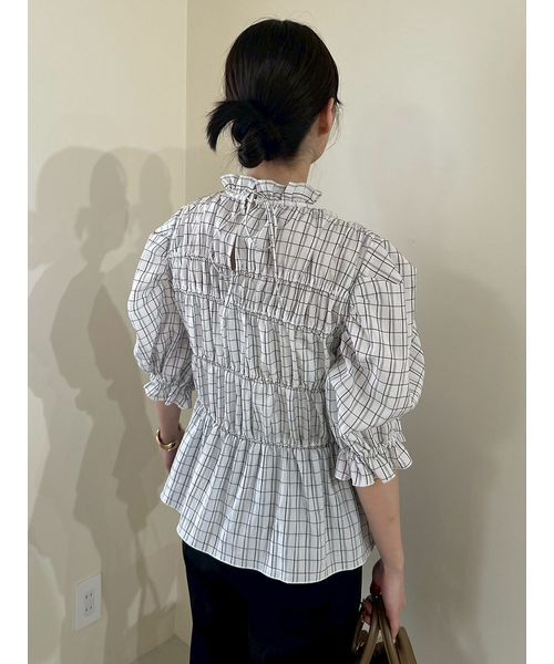 Mila Owen（ミラオーウェン）の「シャーリングペプラムフリルブラウス