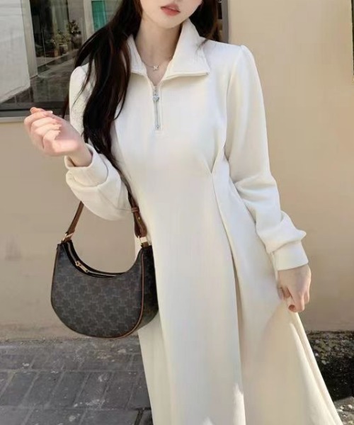 Mejoul(メジュール)の「ハーフジップ ハートチャーム フレア スウェットワンピース(ワンピース・レディース・アイボリー/ブラック・M/L)」の1枚目の写真