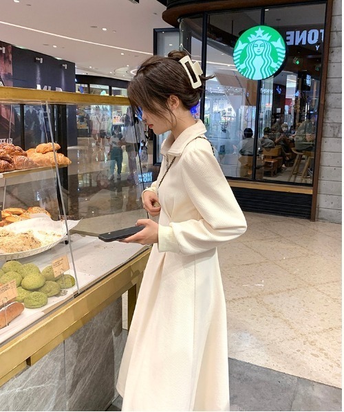 Mejoul(メジュール)の「ハーフジップ ハートチャーム フレア スウェットワンピース(ワンピース・レディース・アイボリー/ブラック・M/L)」の7枚目の写真