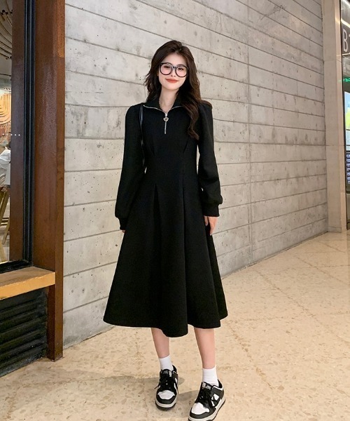 Mejoul(メジュール)の「ハーフジップ ハートチャーム フレア スウェットワンピース(ワンピース・レディース・アイボリー/ブラック・M/L)」の10枚目の写真