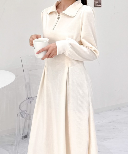 Mejoul(メジュール)の「ハーフジップ ハートチャーム フレア スウェットワンピース(ワンピース・レディース・アイボリー/ブラック・M/L)」の3枚目の写真