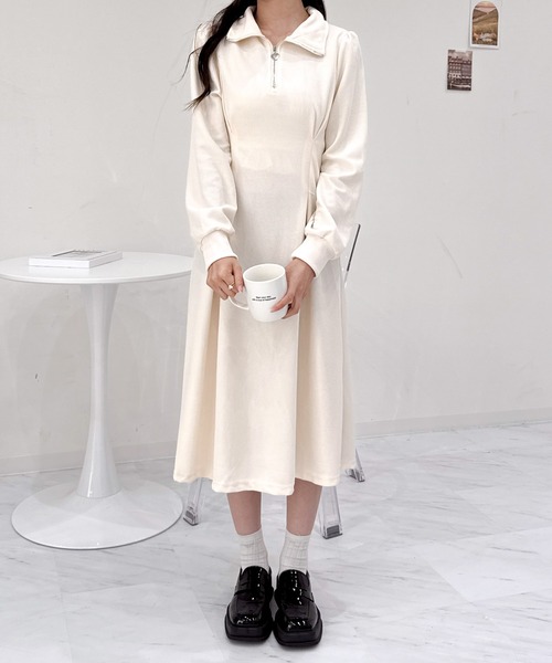 Mejoul(メジュール)の「ハーフジップ ハートチャーム フレア スウェットワンピース(ワンピース・レディース・アイボリー/ブラック・M/L)」の5枚目の写真