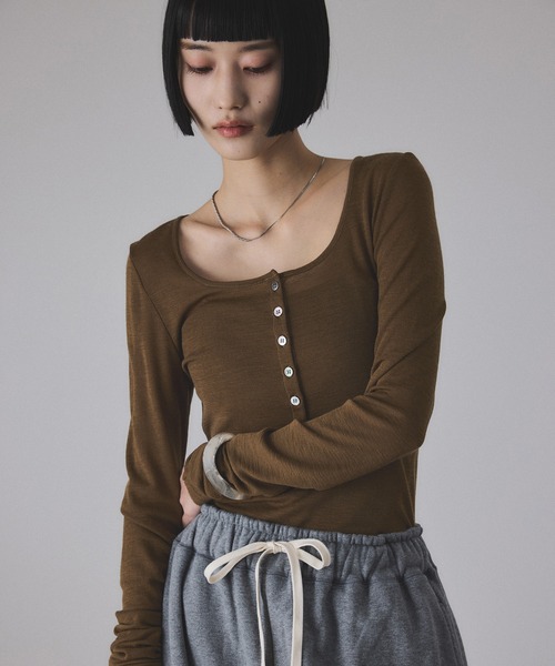 ADAM ET ROPE'(アダムエロペ)の「ヘンリーネックカットオフウールプルオーバー(Tシャツ/カットソー・レディース・グリーン系その他/ブラウン系その他2/キナリ/ブラック/レッド・FREE)」の4枚目の写真