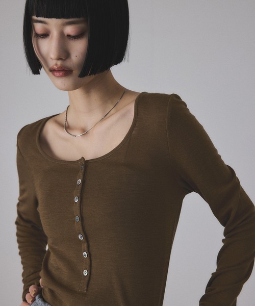 ADAM ET ROPE'(アダムエロペ)の「ヘンリーネックカットオフウールプルオーバー(Tシャツ/カットソー・レディース・グリーン系その他/ブラウン系その他2/キナリ/ブラック/レッド・FREE)」の12枚目の写真