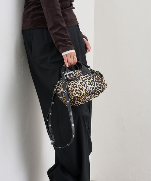 U by SPICK&SPAN(ユーバイスピックアンドスパン)の「GANNI/ガニー Bucky Polochon Small(ショルダーバッグ・レディース・キャメル/ブラック・FREE)」の9枚目の写真