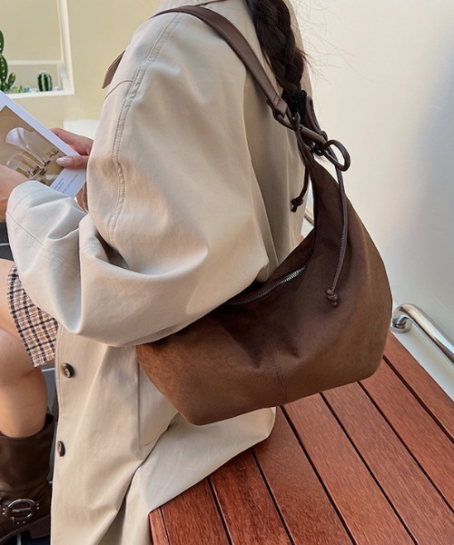 mebole(メボレ)の「Cozy Move Tie bag(ショルダーバッグ・レディース・ブラック/キャメル/ダークブラウン・FREE)」の1枚目の写真