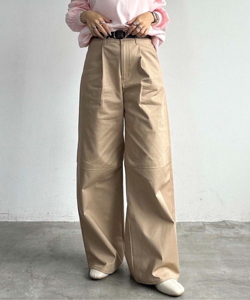1chaku.(イッチャク)の「ニーダーツワイドチノパンツ(チノパンツ・レディース・ライトベージュ・マルチサイズ)」の1枚目の写真