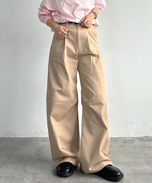 1chaku.(イッチャク)の「ニーダーツワイドチノパンツ(チノパンツ・レディース・ライトベージュ・マルチサイズ)」の2枚目の写真
