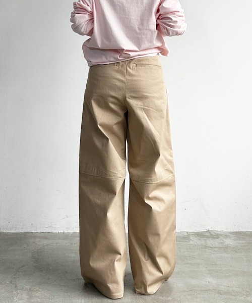 1chaku.(イッチャク)の「ニーダーツワイドチノパンツ(チノパンツ・レディース・ライトベージュ・マルチサイズ)」の4枚目の写真