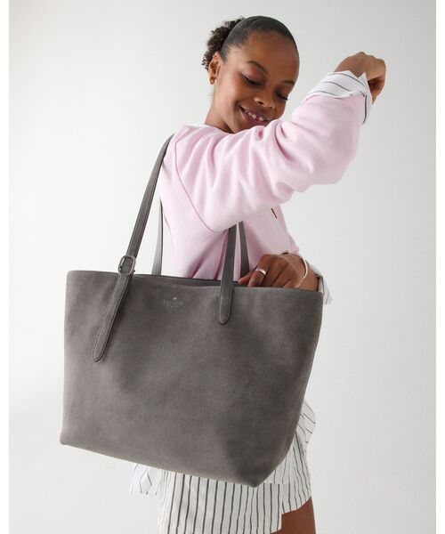 kate spade new york（ケイトスペード ニューヨーク）の「454 スエード ラージ トート（トートバッグ・レディース・グレー・ONESIZE）」の4枚目の写真