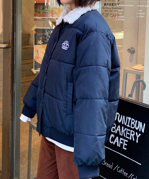 Teem Store(チームストア)の「【25年秋冬新作】【襟ボア】刺繍ワンポイントあったかい中綿ダウンジャケット(ダウンジャケット/コート・レディース・ネイビー/ブラウン・F)」の20枚目の写真