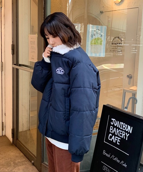 Teem Store(チームストア)の「【25年秋冬新作】【襟ボア】刺繍ワンポイントあったかい中綿ダウンジャケット(ダウンジャケット/コート・レディース・ネイビー/ブラウン・F)」の5枚目の写真