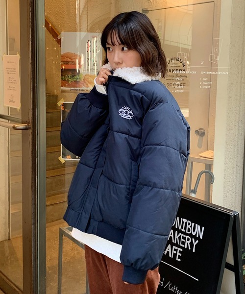 Teem Store(チームストア)の「【25年秋冬新作】【襟ボア】刺繍ワンポイントあったかい中綿ダウンジャケット(ダウンジャケット/コート・レディース・ネイビー/ブラウン・F)」の18枚目の写真