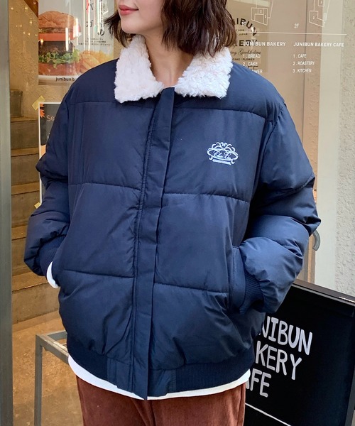 Teem Store(チームストア)の「【25年秋冬新作】【襟ボア】刺繍ワンポイントあったかい中綿ダウンジャケット(ダウンジャケット/コート・レディース・ネイビー/ブラウン・F)」の22枚目の写真